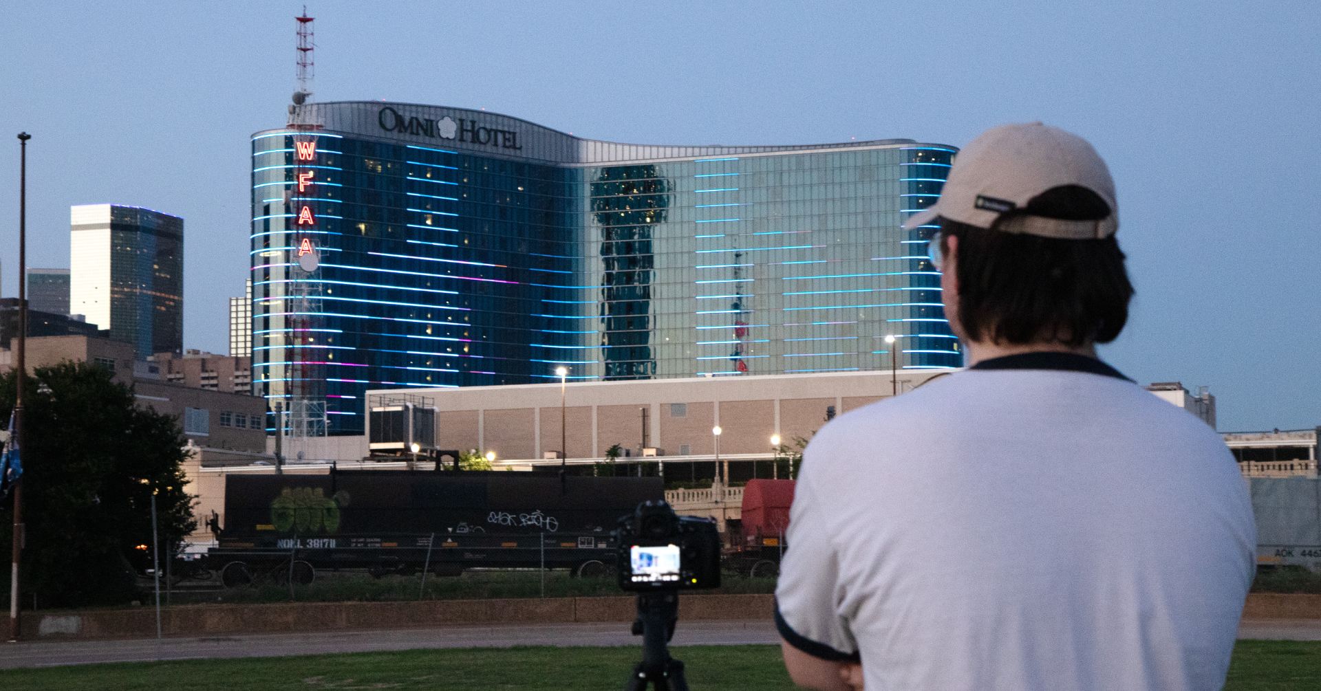 Projection Mapping students joined Professor Andrew F. Scott at Reunion Arena Park on Monday for a viewing of the Omni Dallas Hotel.